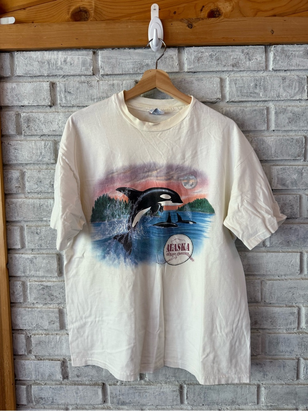 Vintage Hanes Cream Short-Sleeve Alaska Orca Graphic Tee size xl